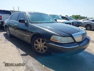 2009 Lincoln Town Car Signature Limited z VIN 2LNHM82V69X611630, wystawiony jako IAAI lot #42219095 z przebiegiem 427 362 mil mil oraz . Historia ofert i sprzedaży dostępna na DreamBid. Obrazek 1.