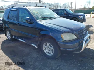 2000 Mercedes-Benz M-Class with VIN 4JGAB54E8YA148786, listed as a IAAI auction lot 41831892 with 999,999 mi miles. Bid and sale history available at carsss.com. Image 1.