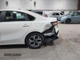 2020 Kia Forte LXS z VIN 3KPF24AD0LE255174, wystawiony jako IAAI lot #42273738 z przebiegiem 72 237 mil mil oraz . Historia ofert i sprzedaży dostępna na DreamBid. Obrazek 6.