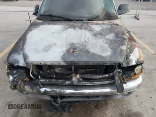2003 Dodge Dakota SLT z VIN 1D7HL42X33S181413, wystawiony jako IAAI lot #42000892 z przebiegiem Nie podano mil oraz . Historia ofert i sprzedaży dostępna na DreamBid. Obrazek 6.