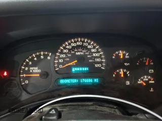 2004 Chevrolet Suburban LT with VIN 1GNEC16Z64J215186, listed as a Copart auction lot 70231654 with 176,686 mi miles and Salvage Title. Bid and sale history available at carsss.com. Image 9.