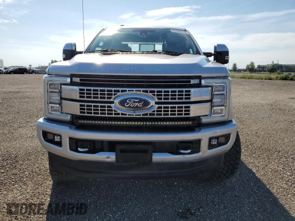 2018 Ford F-350 XL z VIN 1FT8W3BT1JEB01191, wystawiony jako Copart lot #61360815 z przebiegiem 211 542 mil mil oraz Czysty tytuł • Clean title. Historia ofert i sprzedaży dostępna na DreamBid. Obrazek 5.
