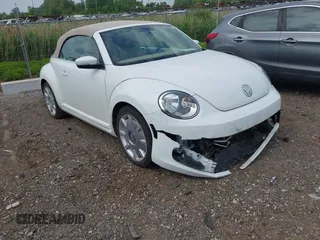 2015 Volkswagen Beetle Classic z VIN 3VW517AT2FM800886, wystawiony jako IAAI lot #42473625 z przebiegiem 19 318 mil mil oraz . Historia ofert i sprzedaży dostępna na DreamBid. Obrazek 1.