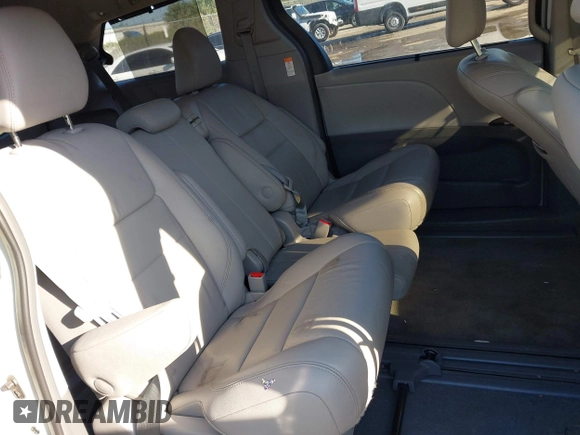 2018 Toyota Sienna XLE Auto Access Seat with VIN 5TDYZ3DC9JS960124, listed as a IAAI auction lot 41674758 with 109,021 mi miles. Bid and sale history available at carsss.com. Image 8.