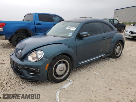 2018 Volkswagen Beetle S z VIN 3VWFD7AT5JM704416, wystawiony jako Copart lot #45387895 z przebiegiem 51 601 mil mil oraz Czysty tytuł • Clean title. Historia ofert i sprzedaży dostępna na DreamBid. Obrazek 1.