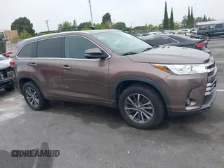 2018 Toyota Highlander SE z VIN 5TDKZRFH6JS248476, wystawiony jako IAAI lot #42644155 z przebiegiem 37 054 mil mil oraz . Historia ofert i sprzedaży dostępna na DreamBid. Obrazek 13.