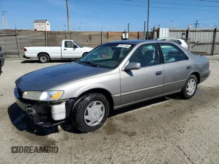 1999 Toyota Camry LE z VIN 4T1BG22K6XU537582, wystawiony jako Copart lot #49913105 z przebiegiem 251 403 mil mil oraz Szkoda całkowita • Salvage title. Historia ofert i sprzedaży dostępna na DreamBid. Obrazek 1.