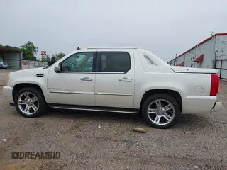 2007 Cadillac Escalade EXT with VIN 3GYFK62817G141539, listed as a IAAI auction lot 42022337 with 211,440 mi miles. Bid and sale history available at carsss.com. Image 14.