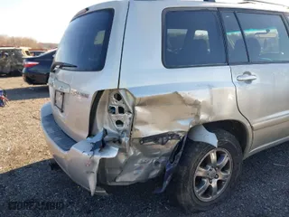 2005 Toyota Highlander with VIN JTEDP21A650062604, listed as a IAAI auction lot 40996702 with 193,651 mi miles. Bid and sale history available at carsss.com. Image 6.