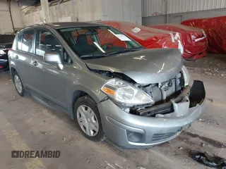 2010 Nissan Versa SL z VIN 3N1BC1CP9AL352340, wystawiony jako IAAI lot #42558777 z przebiegiem 77 301 mil mil oraz . Historia ofert i sprzedaży dostępna na DreamBid. Obrazek 1.