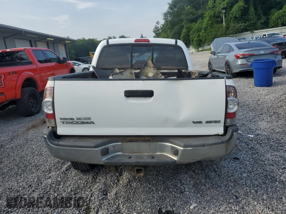 2015 Toyota Tacoma с VIN 5TFLU4EN3FX132165, выставлен на аукционе Copart как лот 62501525 с пробегом 180 887 миль миль и Списание • Salvage title. История ставок и продаж доступна на DreamBid. Изображение 6.
