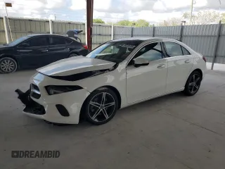 2021 Mercedes-Benz A 220 z VIN W1K3G4EBXMJ309829, wystawiony jako Copart lot #55220735 z przebiegiem 30 608 mil mil oraz Nie do naprawy. Historia ofert i sprzedaży dostępna na DreamBid. Obrazek 1.