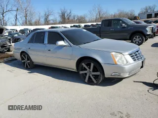 2007 Cadillac DTS V8 z VIN 1G6KD57Y87U140129, wystawiony jako Copart lot #48025875 z przebiegiem 184 526 mil mil oraz Szkody całkowita. Historia ofert i sprzedaży dostępna na DreamBid. Obrazek 4.