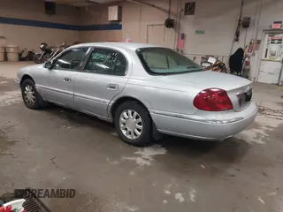 2002 Lincoln Continental z VIN 1LNHM97V62Y621823, wystawiony jako IAAI lot #42240992 z przebiegiem 131 977 mil mil oraz . Historia ofert i sprzedaży dostępna na DreamBid. Obrazek 3.