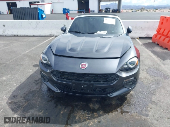 2018 FIAT 124 Spider Classica z VIN JC1NFAEK3J0137856, wystawiony jako IAAI lot #41959793 z przebiegiem 49 513 mil mil oraz . Historia ofert i sprzedaży dostępna na DreamBid. Obrazek 6.