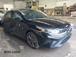 2024 Kia Forte LXS z VIN 3KPF24AD1RE758415, wystawiony jako IAAI lot #41227094 z przebiegiem 11 615 mil mil oraz . Historia ofert i sprzedaży dostępna na DreamBid. Obrazek 1.