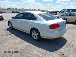 2013 Volkswagen Passat SE z VIN 1VWBN7A3XDC072918, wystawiony jako IAAI lot #42381396 z przebiegiem 180 103 mil mil oraz . Historia ofert i sprzedaży dostępna na DreamBid. Obrazek 3.