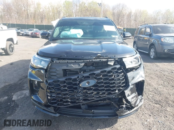 2025 Ford Explorer ST-Line z VIN 1FMUK8KH7SGA60005, wystawiony jako IAAI lot #42098791 z przebiegiem 1 830 mil mil oraz . Historia ofert i sprzedaży dostępna na DreamBid. Obrazek 12.