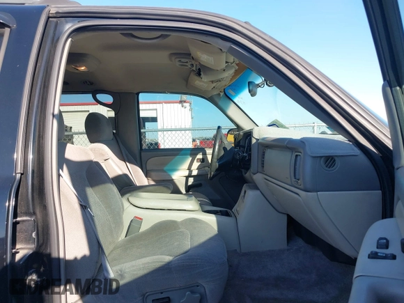 2001 Chevrolet Suburban LS with VIN 3GNEC16T61G284128, listed as a IAAI auction lot 41102555 with 198,323 mi miles. Bid and sale history available at carsss.com. Image 5.