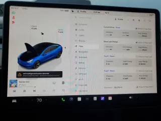 2023 Tesla Model 3 z VIN 5YJ3E1EA1PF386106, wystawiony jako Copart lot #53669285 z przebiegiem 20 579 mil mil oraz Szkoda całkowita • Salvage title. Historia ofert i sprzedaży dostępna na DreamBid. Obrazek 9.
