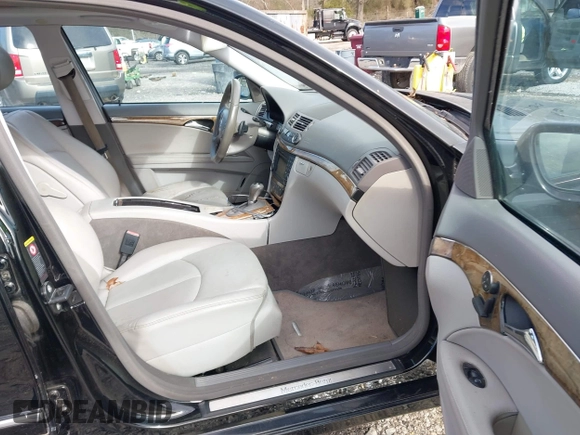 2009 Mercedes-Benz E-Class Luxury 3.5L with VIN WDBUF87X49B423293, listed as a IAAI auction lot 41582775 with 124,297 mi miles. Bid and sale history available at carsss.com. Image 5.
