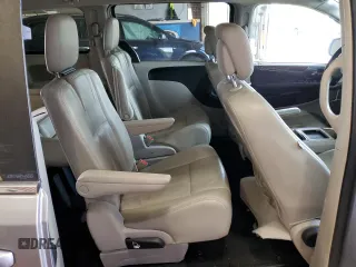 2013 Chrysler Town & Country Touring z VIN 2C4RC1BG2DR554912, wystawiony jako Copart lot #56897675 z przebiegiem 136 299 mil mil oraz Szkody całkowita. Historia ofert i sprzedaży dostępna na DreamBid. Obrazek 11.