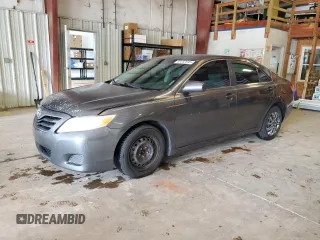 2010 Toyota Camry z VIN 4T4BF3EK8AR002030, wystawiony jako Copart lot #60350695 z przebiegiem 260 691 mil mil oraz Czysty tytuł • Clean title. Historia ofert i sprzedaży dostępna na DreamBid. Obrazek 1.