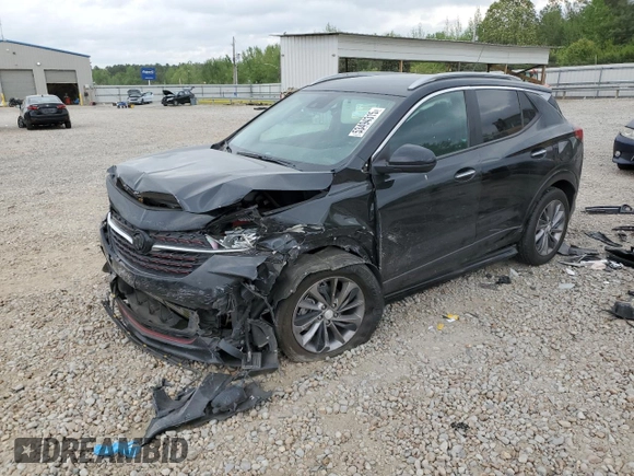 2020 Buick Encore GX Select z VIN KL4MMDSL6LB096756, wystawiony jako Copart lot #53494315 z przebiegiem 109 932 mil mil oraz Szkoda całkowita • Salvage title. Historia ofert i sprzedaży dostępna na DreamBid. Obrazek 1.