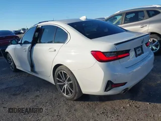 2020 BMW 3 Series 330i z VIN 3MW5R1J06L8B11272, wystawiony jako IAAI lot #41376487 z przebiegiem 28 683 mil mil oraz . Historia ofert i sprzedaży dostępna na DreamBid. Obrazek 3.