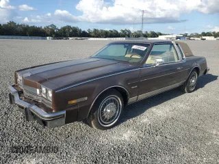 1985 Oldsmobile Toronado Custom Brougham z VIN 1G3EZ57Y6FE321802, wystawiony jako Copart lot #77305454 z przebiegiem 51 559 mil mil oraz Szkody całkowita. Historia ofert i sprzedaży dostępna na DreamBid. Obrazek 1.