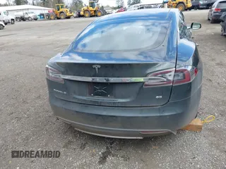 2013 Tesla Model S с VIN 5YJSA1CN1DFP27013, выставлен на аукционе IAAI как лот 42014212 с пробегом 65 858 миль миль и . История ставок и продаж доступна на DreamBid. Изображение 17.