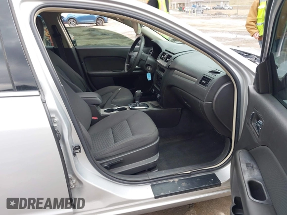 2010 Ford Fusion SE with VIN 3FAHP0HA3AR295047, listed as a IAAI auction lot 41685107 with 131,999 mi miles. Bid and sale history available at carsss.com. Image 5.