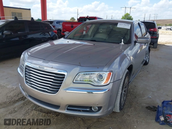 2013 Chrysler 300 z VIN 2C3CCAAG8DH632529, wystawiony jako IAAI lot #42170132 z przebiegiem 84 496 mil mil oraz . Historia ofert i sprzedaży dostępna na DreamBid. Obrazek 2.