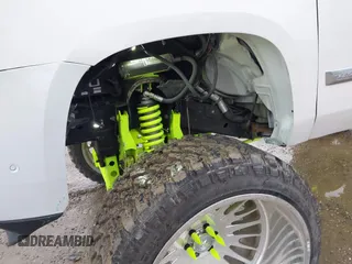2020 Cadillac Escalade Luxury z VIN 1GYS3BKJ6LR124477, wystawiony jako IAAI lot #41471894 z przebiegiem 42 439 mil mil oraz . Historia ofert i sprzedaży dostępna na DreamBid. Obrazek 17.