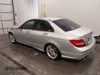 2013 Mercedes-Benz C 300 Sport z VIN WDDGF8AB4DR280489, wystawiony jako IAAI lot #41828082 z przebiegiem 152 344 mil mil oraz . Historia ofert i sprzedaży dostępna na DreamBid. Obrazek 3.