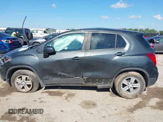 2020 Chevrolet Trax LS z VIN 3GNCJKSB4LL231860, wystawiony jako IAAI lot #42236291 z przebiegiem Nie podano mil oraz . Historia ofert i sprzedaży dostępna na DreamBid. Obrazek 14.