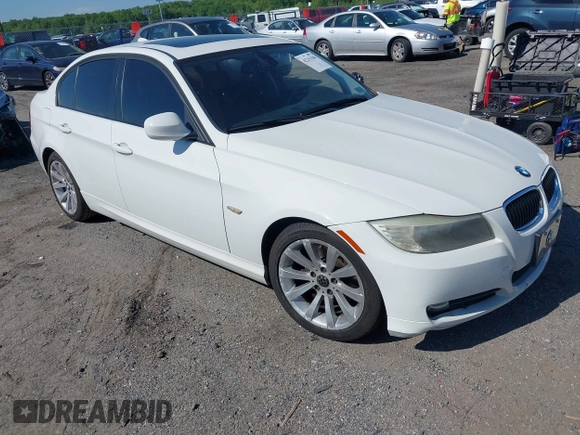 2011 BMW 3 Series 328i z VIN WBAPH5C55BF093784, wystawiony jako IAAI lot #42215106 z przebiegiem 119 577 mil mil oraz . Historia ofert i sprzedaży dostępna na DreamBid. Obrazek 1.