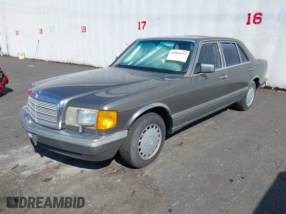 1986 Mercedes-Benz 420 Series 420SEL with VIN WDBCA35D9GA209179, listed as a IAAI auction lot 42081253 with 141,249 mi miles. Bid and sale history available at carsss.com. Image 17.