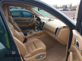 2012 Porsche Cayenne S Hybrid z VIN WP1AE2A20CLA92813, wystawiony jako IAAI lot #41916936 z przebiegiem 145 503 mil mil oraz . Historia ofert i sprzedaży dostępna na DreamBid. Obrazek 5.