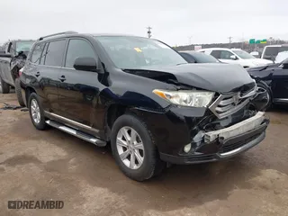 2011 Toyota Highlander with VIN 5TDZK3EHXBS032438, listed as a IAAI auction lot 41700739 with 210,295 mi miles. Bid and sale history available at carsss.com. Image 1.