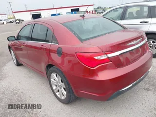 2012 Chrysler 200 Touring z VIN 1C3CCBBB6CN180868, wystawiony jako IAAI lot #42297048 z przebiegiem 110 213 mil mil oraz . Historia ofert i sprzedaży dostępna na DreamBid. Obrazek 3.