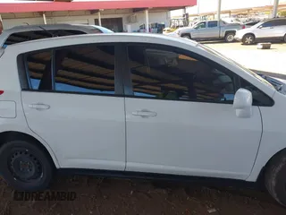 2012 Nissan Versa S z VIN 3N1BC1CP1CL364534, wystawiony jako IAAI lot #41892150 z przebiegiem 189 978 mil mil oraz . Historia ofert i sprzedaży dostępna na DreamBid. Obrazek 12.