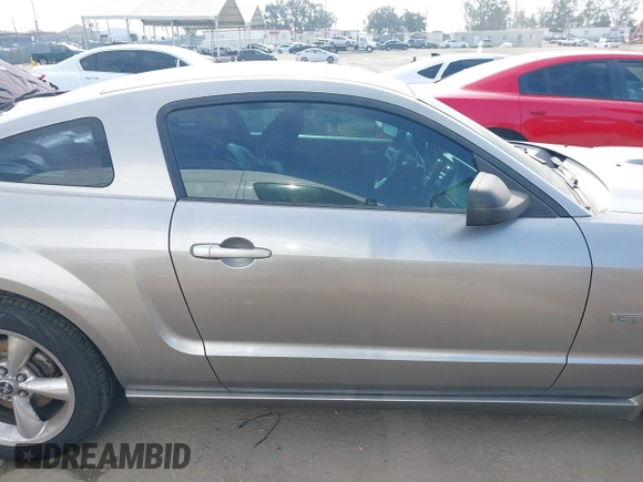 2008 Ford Mustang GT Deluxe z VIN 1ZVHT82H585183161, wystawiony jako IAAI lot #42421278 z przebiegiem 211 972 mil mil oraz . Historia ofert i sprzedaży dostępna na DreamBid. Obrazek 13.