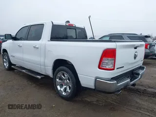 2019 Ram 1500 Big Horn z VIN 1C6SRFFT9KN644984, wystawiony jako IAAI lot #41849314 z przebiegiem 144 812 mil mil oraz . Historia ofert i sprzedaży dostępna na DreamBid. Obrazek 3.