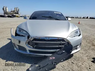 2016 Tesla Model S 90D z VIN 5YJSA1E4XGF115997, wystawiony jako Copart lot #60933525 z przebiegiem Nie podano mil oraz Szkoda całkowita • Salvage title. Historia ofert i sprzedaży dostępna na DreamBid. Obrazek 5.