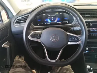 2024 Volkswagen Tiguan SE z VIN 3VV3B7AX7RM105271, wystawiony jako IAAI lot #42752403 z przebiegiem 27 050 mil mil oraz . Historia ofert i sprzedaży dostępna na DreamBid. Obrazek 18.