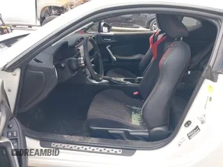 2017 Toyota 86 z VIN JF1ZNAA12H9701111, wystawiony jako IAAI lot #42016381 z przebiegiem 58 948 mil mil oraz . Historia ofert i sprzedaży dostępna na DreamBid. Obrazek 5.