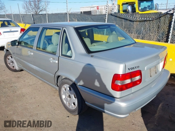2000 Volvo S70 z VIN YV1LS56D1Y2669368, wystawiony jako IAAI lot #41513736 z przebiegiem 259 844 mil mil oraz . Historia ofert i sprzedaży dostępna na DreamBid. Obrazek 3.