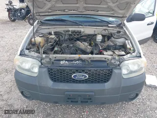 2005 Ford Escape XLT with VIN 1FMYU93145KE08055, listed as a IAAI auction lot 42004705 with 205,729 mi miles. Bid and sale history available at carsss.com. Image 10.