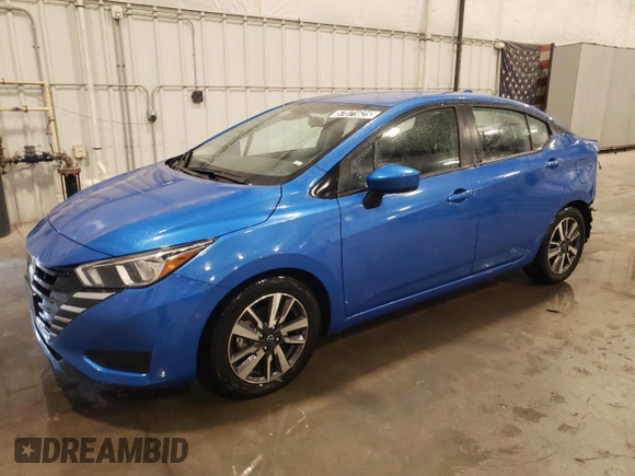 2023 Nissan Versa SV z VIN 3N1CN8EV4PL860789, wystawiony jako Copart lot #57871625 z przebiegiem 53 008 mil mil oraz Czysty tytuł • Clean title. Historia ofert i sprzedaży dostępna na DreamBid. Obrazek 1.